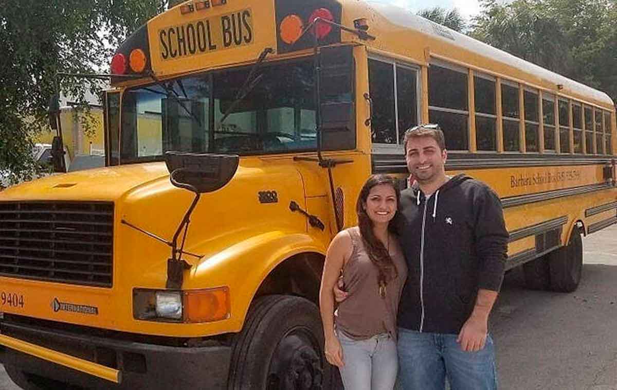 Couple transforme un bus scolaire des années 90 en maison mobile. Images: Reproduction/Instagram