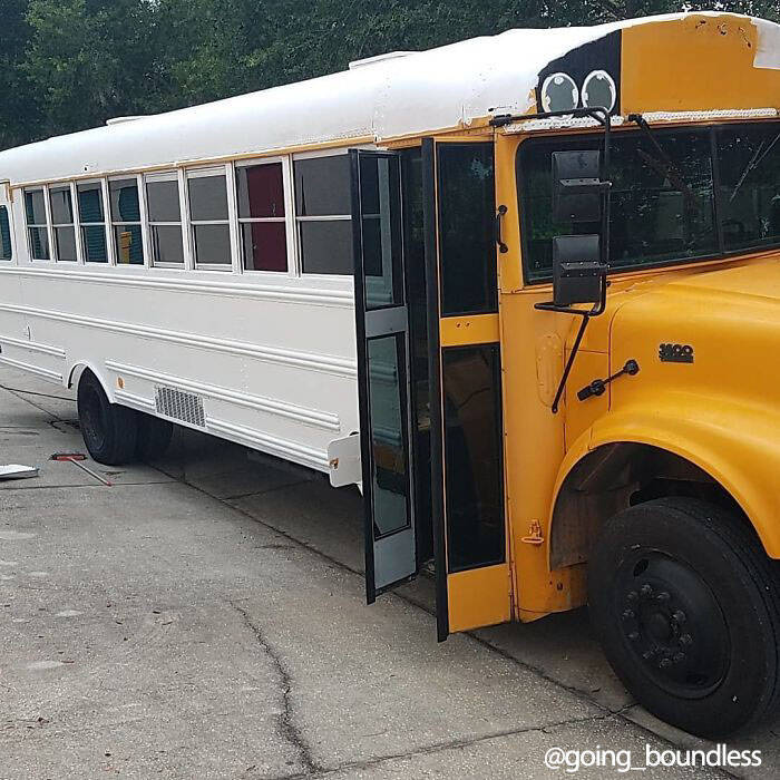 Casal converte ônibus escolar dos anos 90 em uma casa sobre rodas. Imagens: Reprodução/Instagram