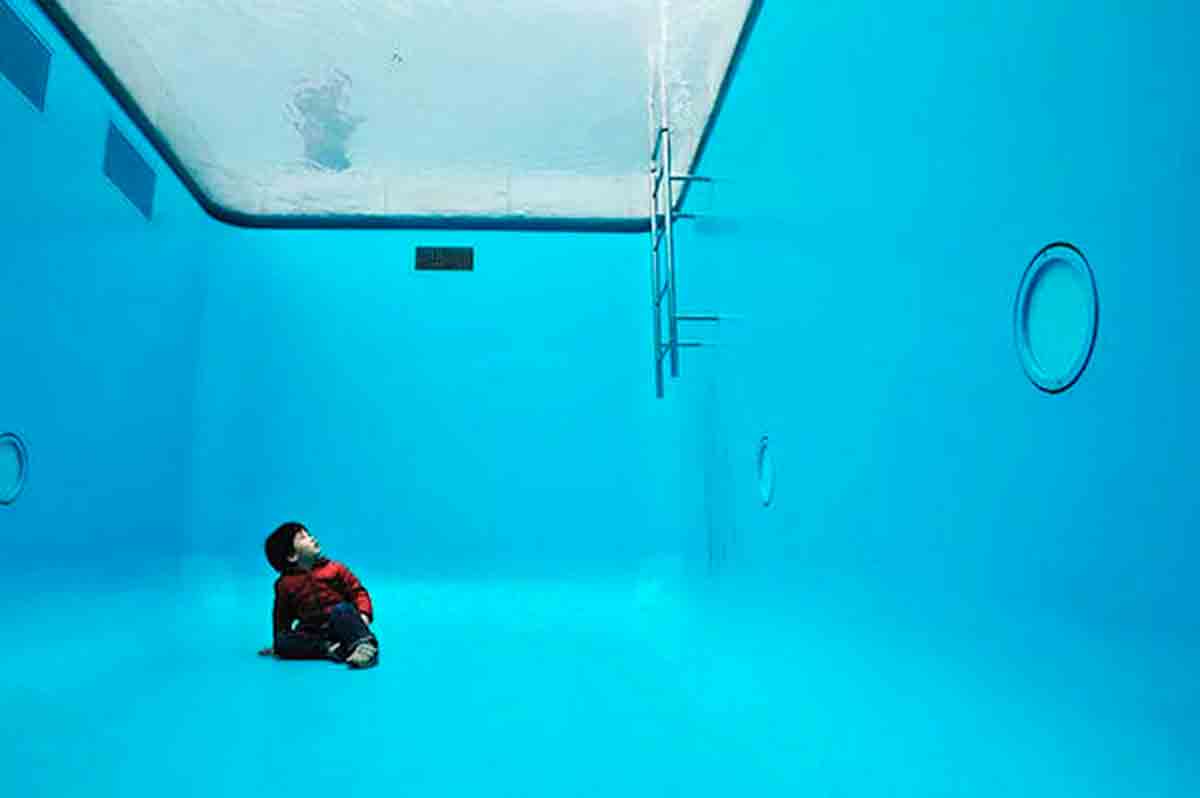 Artista argentino cria uma piscina ilusória só com 10 cm de água. Instagram @leandroerlichofficial 