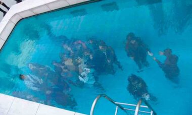 Artista argentino cria uma piscina ilusória só com 10 cm de água. Instagram @leandroerlichofficial