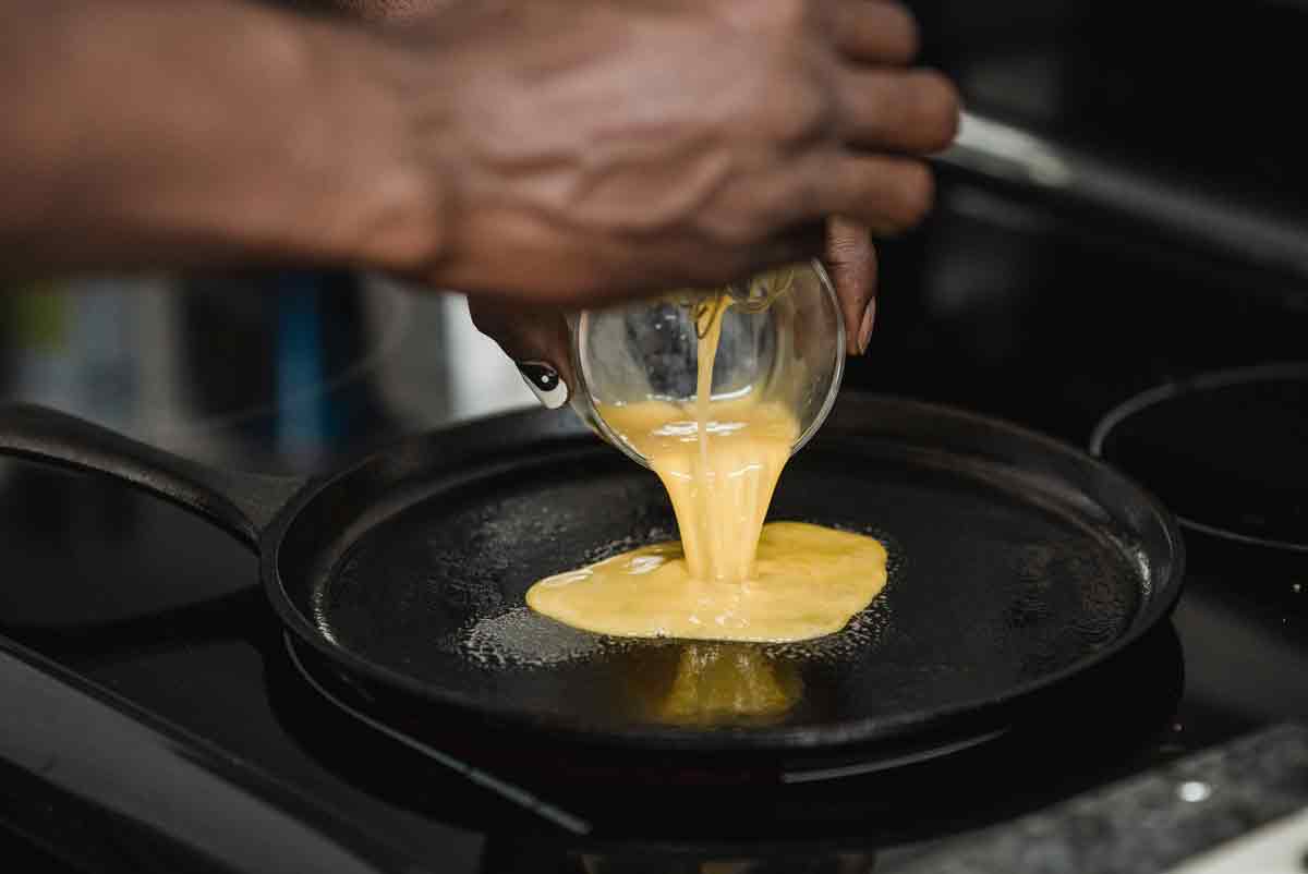 Szef kuchni ujawnia sekret przygotowania kremowych jajecznicy z hotelu. Zdjęcie: Pexels