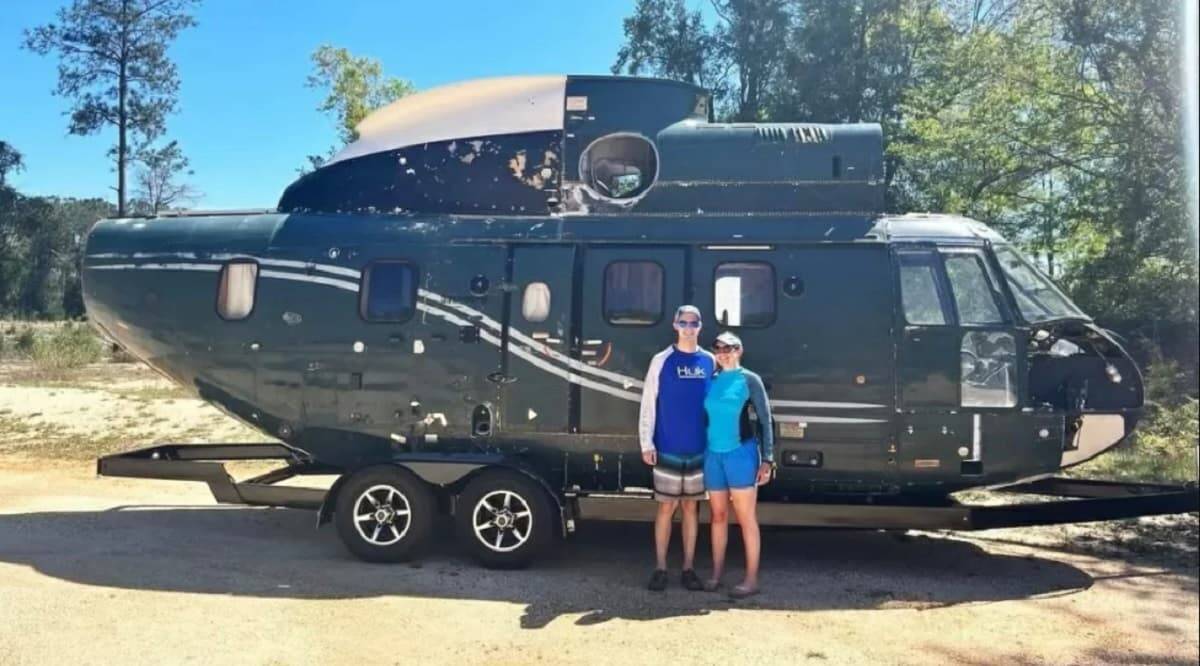 Un couple achète un hélicoptère d'occasion et le transforme en caravane. Regardez !