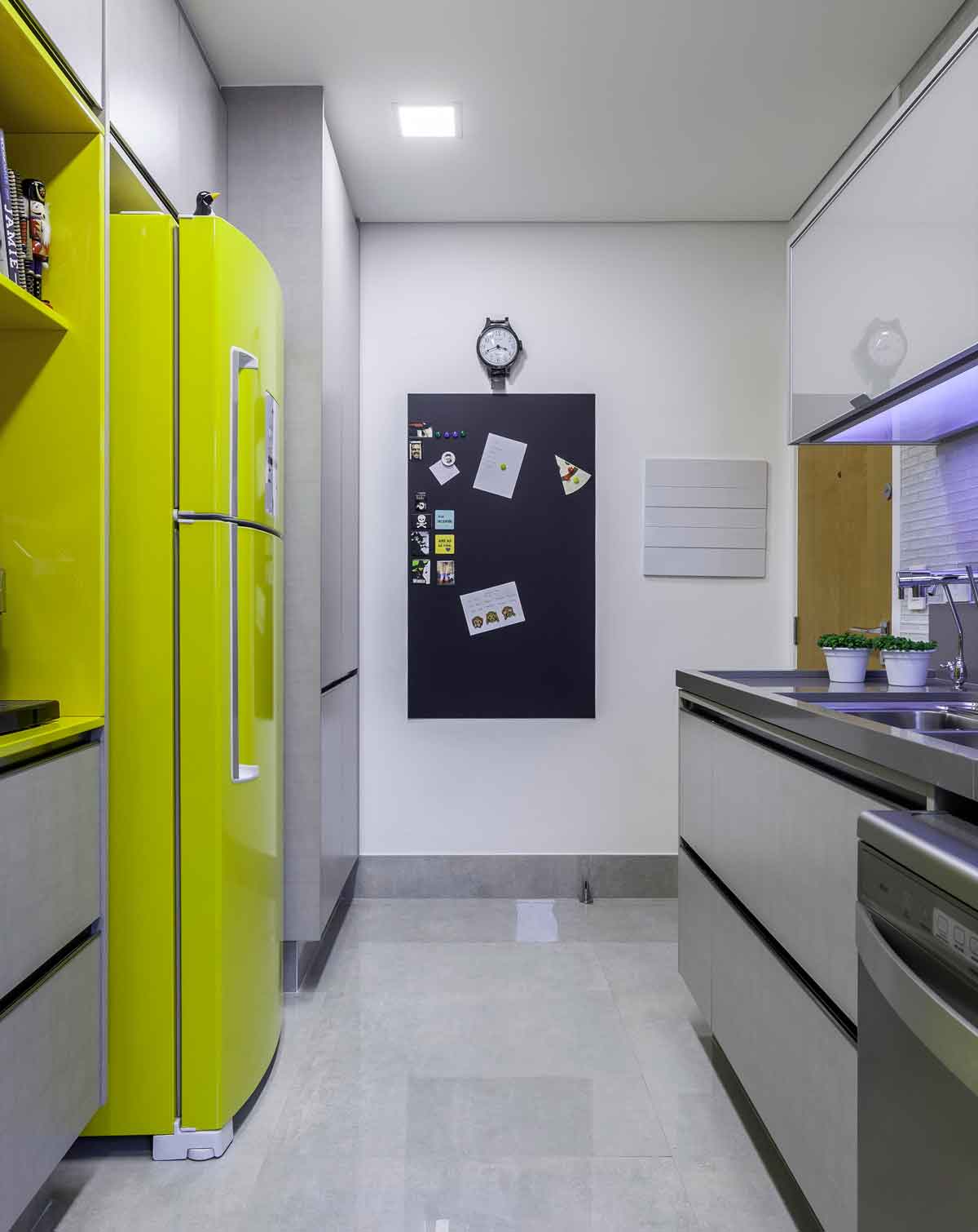 In this kitchen, architect Cristiane Schiavoni solved a dissatisfaction of the resident, who bought the wrong model of refrigerator. To overcome the situation, she suggested wrapping it in the same yellow tone already part of the cabinetry. “Enthusiastically, the client loved it,” she recalls | Photo: Carlos Piratininga