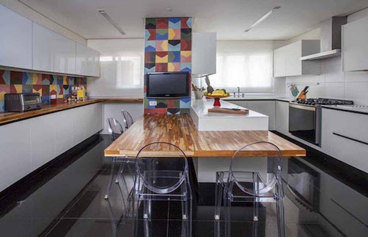 Na ‘lógica’ do projeto de cozinha, ele deve contemplar espaços compatíveis para as necessidades do dia a dia. Foto: Eduardo Pozella