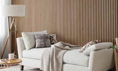 Melhore a acústica da sua casa com painéis de madeira canelados