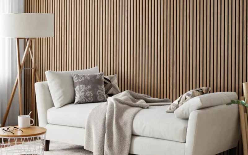 Melhore a acústica da sua casa com painéis de madeira canelados