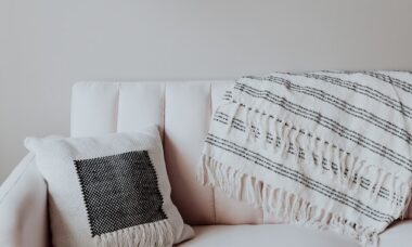 4 razões para você parar de comprar sofás brancos.