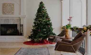 5 maneiras fáceis de fazer a decoração da sua árvore de Natal parecer mais cara