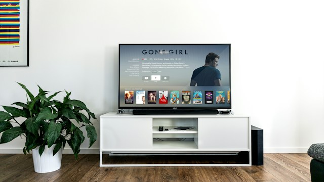Qual distância entre tv e sofá é o ideal, segundo os especialistas