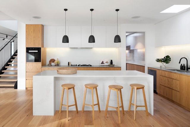 Är det verkligen en bra idé att ge upp köksskåp på väggen? Designers förklarar