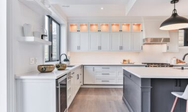 7 cores atemporais de armários de cozinha para um visual clássico
