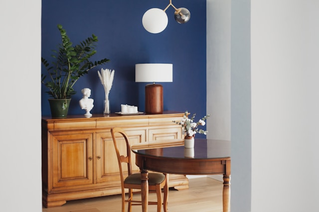 Které barvy bych měl použít na stěny v obývacím pokoji s tmavě modrými stěnami? 6 odstínů, které návrháři právě teď používají k zdůraznění této modré