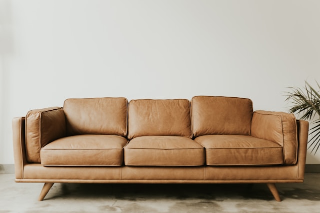 Sofá de couro está na moda? Designers chegam a uma conclusão surpreendente sobre esta tendência duradoura para salas de estar