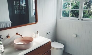 6 dicas para economizar espaço em um banheiro pequeno