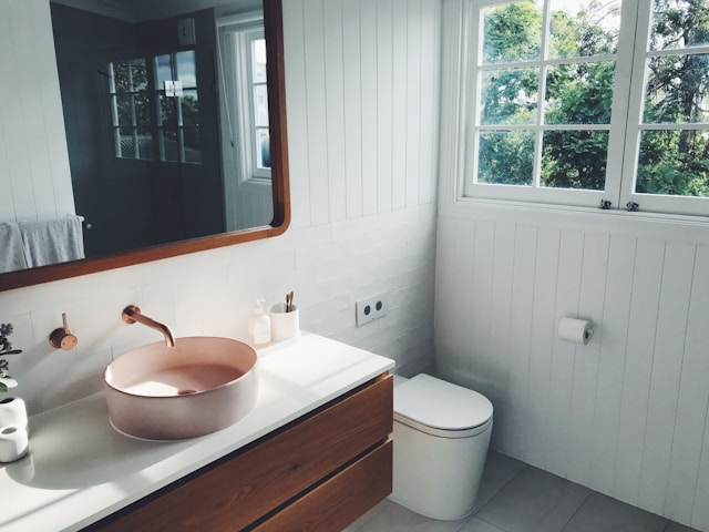 6 wskazówek jak zaoszczędzić miejsce w małej łazience 