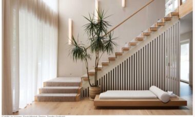 'É inteligente e clássico' - os designers concordam que esta é a cor perfeita para pintar sua escada