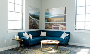 Que cores combinam com um sofá azul marinho?