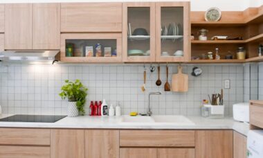 Transforme o espaço vazio acima dos armários da cozinha em um espaço de armazenamento