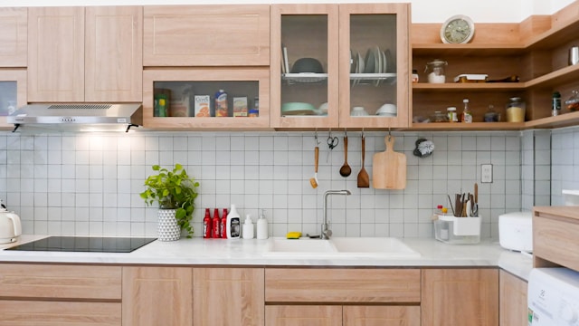 Opravte prázdný prostor nad kuchyňskými skříňkami na úložný prostor