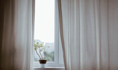 As cortinas estão fora de moda? Designers compartilham suas opiniões sobre o design de janela atemporal