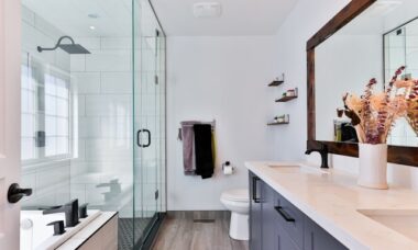 7 maneiras de maximizar o espaço em um banheiro pequeno