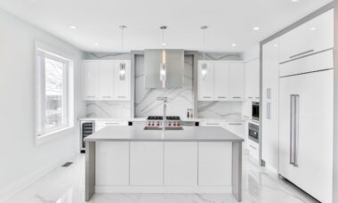 Que cor de ferragens combina com uma cozinha branca? Designers de interiores compartilham suas combinações favoritas