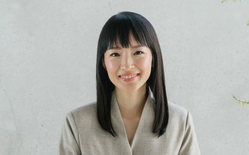 Wskazówki Marie Kondo dotyczące korzystania z pionowego przechowywania w kuchni są tak proste, że możemy je zrealizować wszędzie.