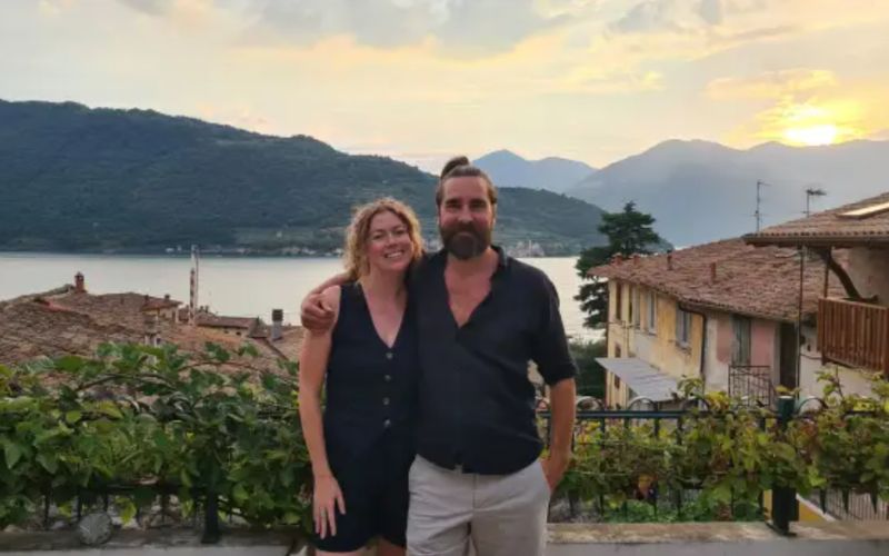 Dit stel woont in een huis in Italië dat bijna 22 jaar praktisch verlaten is gebleven — zie hoe het er van binnen uitziet