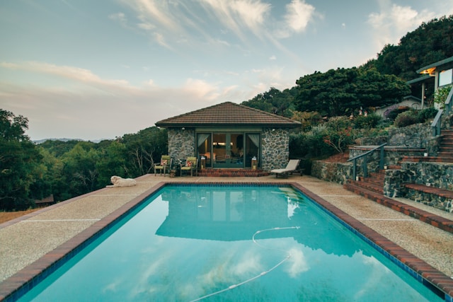 Quanto custa construir uma piscina? Especialistas revelam o que você deve orçar