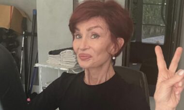 A poltrona de rattan de Sharon Osbourne será tendência em 2025; confira