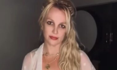 Britney Spears usa luzes de corda para criar visual ousado em sua árvore de Natal