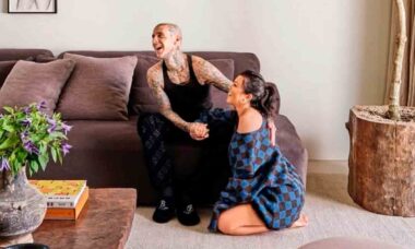 Travis Barker e Kourtney Kardashian. Reprodução/Instagram @amykchin