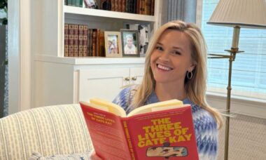 O segredo de Reese Witherspoon para uma estante de livros sofisticada