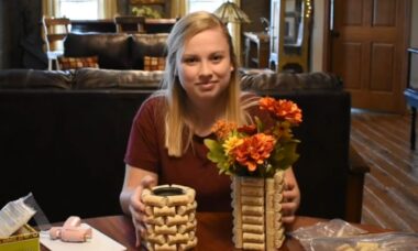 Reutilize sobras de rolhas de vinho para fazer um lindo vaso de flores