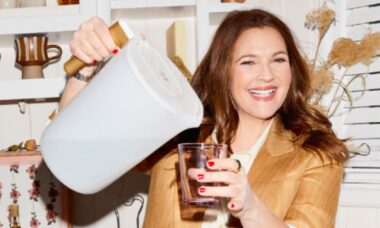 Drew Barrymore revela 4 passos simples para transformar cozinhas pequenas em espaços equilibrados e charmosos