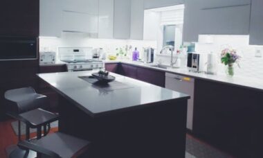 Você deve escolher bancadas de cozinha de quartzo ou granito? Especialistas avaliam os prós e contras
