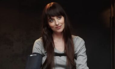 Dakota Johnson critica paredes de destaque e gera debate entre designers — elas ainda estão na moda em 2025?
