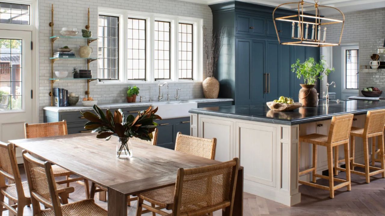 8 lições de design de interiores que você pode aprender com a cozinha cinza mais interessante dos últimos anos