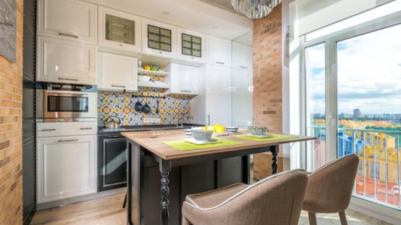 “Minha cozinha é tão pequena que não cabe uma geladeira!” Veja como designers britânicos transformam espaços compactos com soluções inteligentes