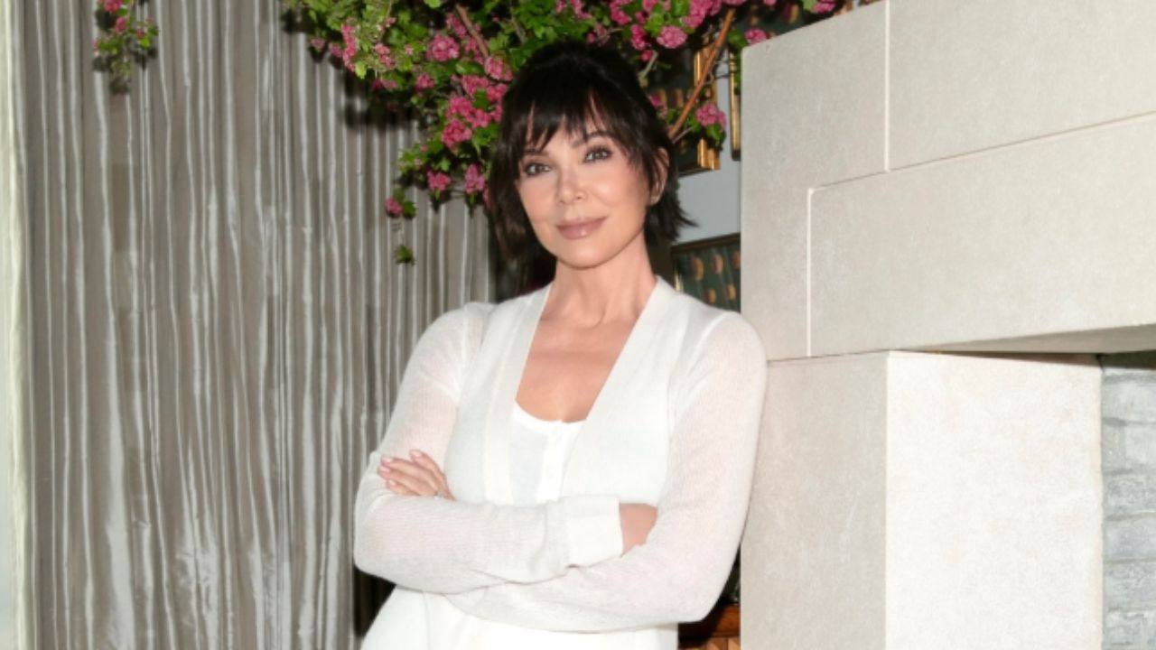 Kris Jenner aposta em cortinas prateadas e transforma a sala de estar com um toque de luxo acessível – inspire-se com opções a partir de US$ 15