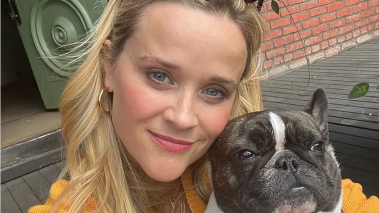 A cor da porta de entrada de Reese Witherspoon que está conquistando os amantes de design