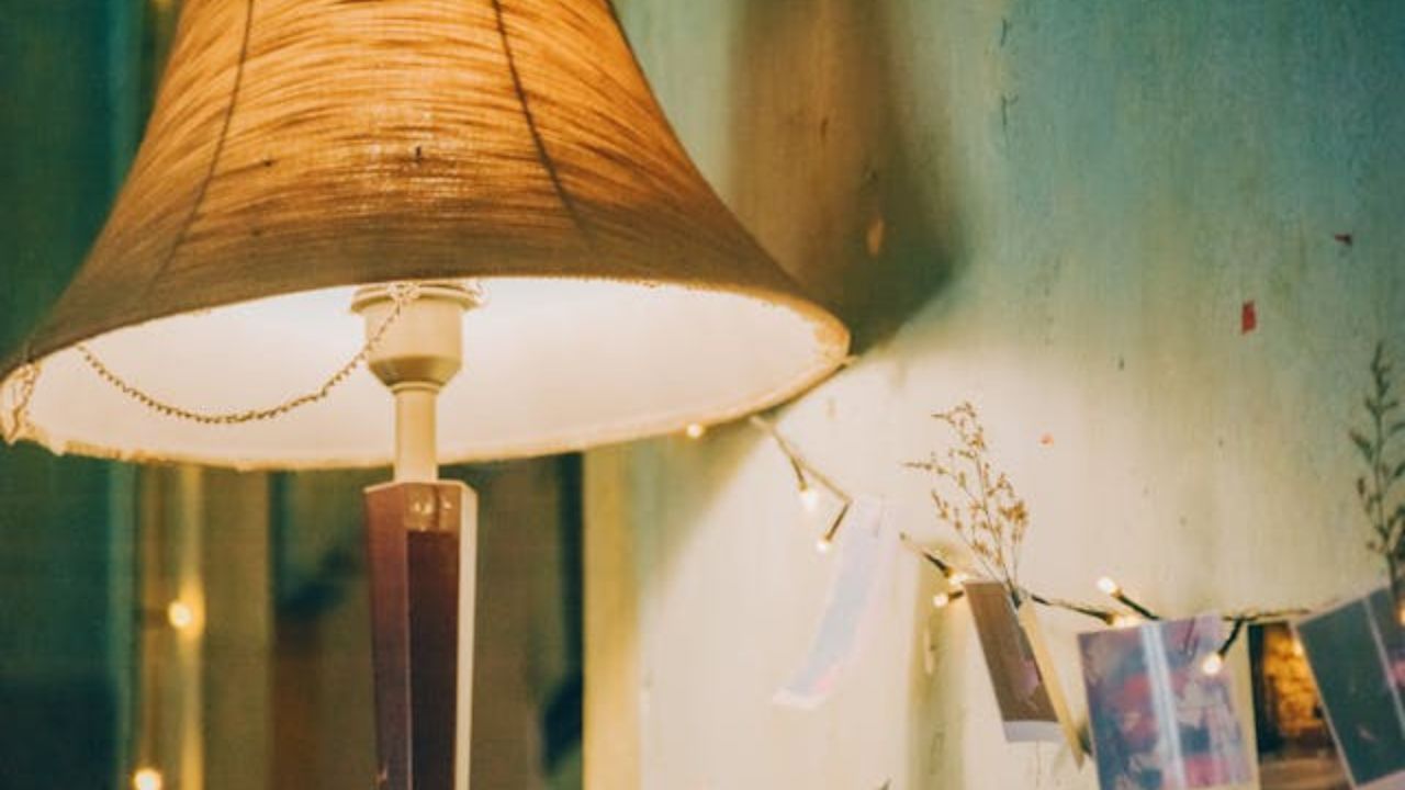 Este truque de 10 segundos transforma a luminária mais sem graça da sua casa.