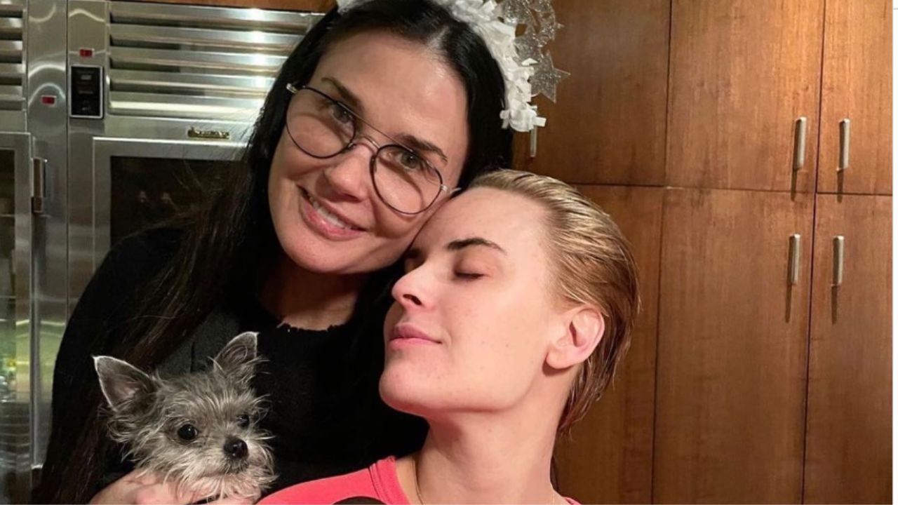 デミ・ムーアの「キッチンの考え方を変える」ナチュラルウッドキャビネット