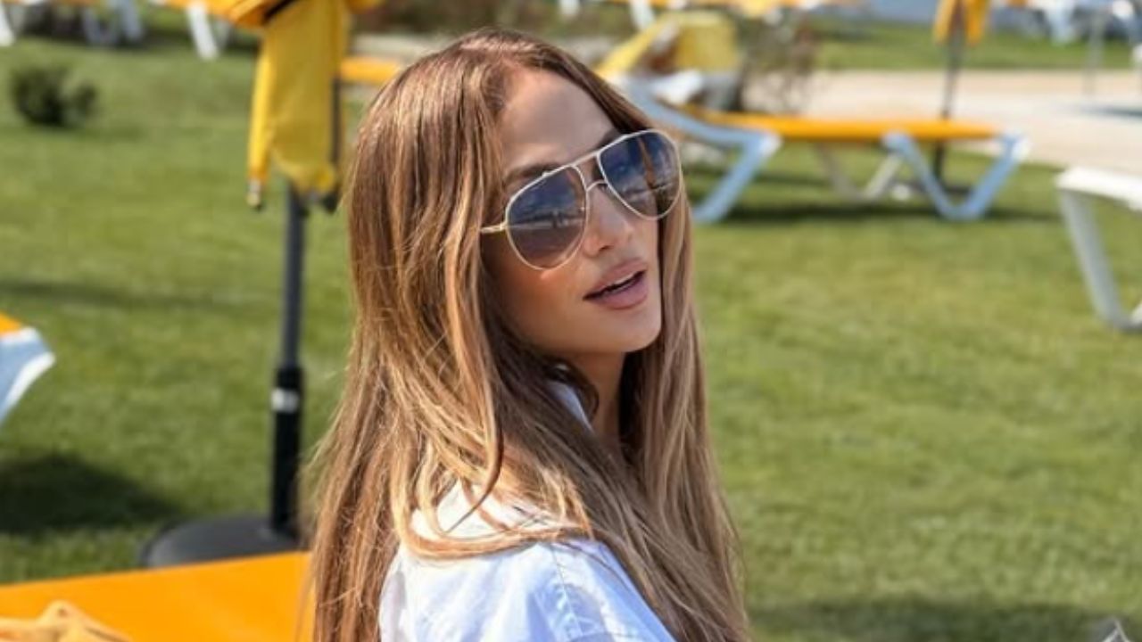 Piscina mediterrânea de Jennifer Lopez volta a ser tendência 20 anos depois — e é fácil copiar o visual