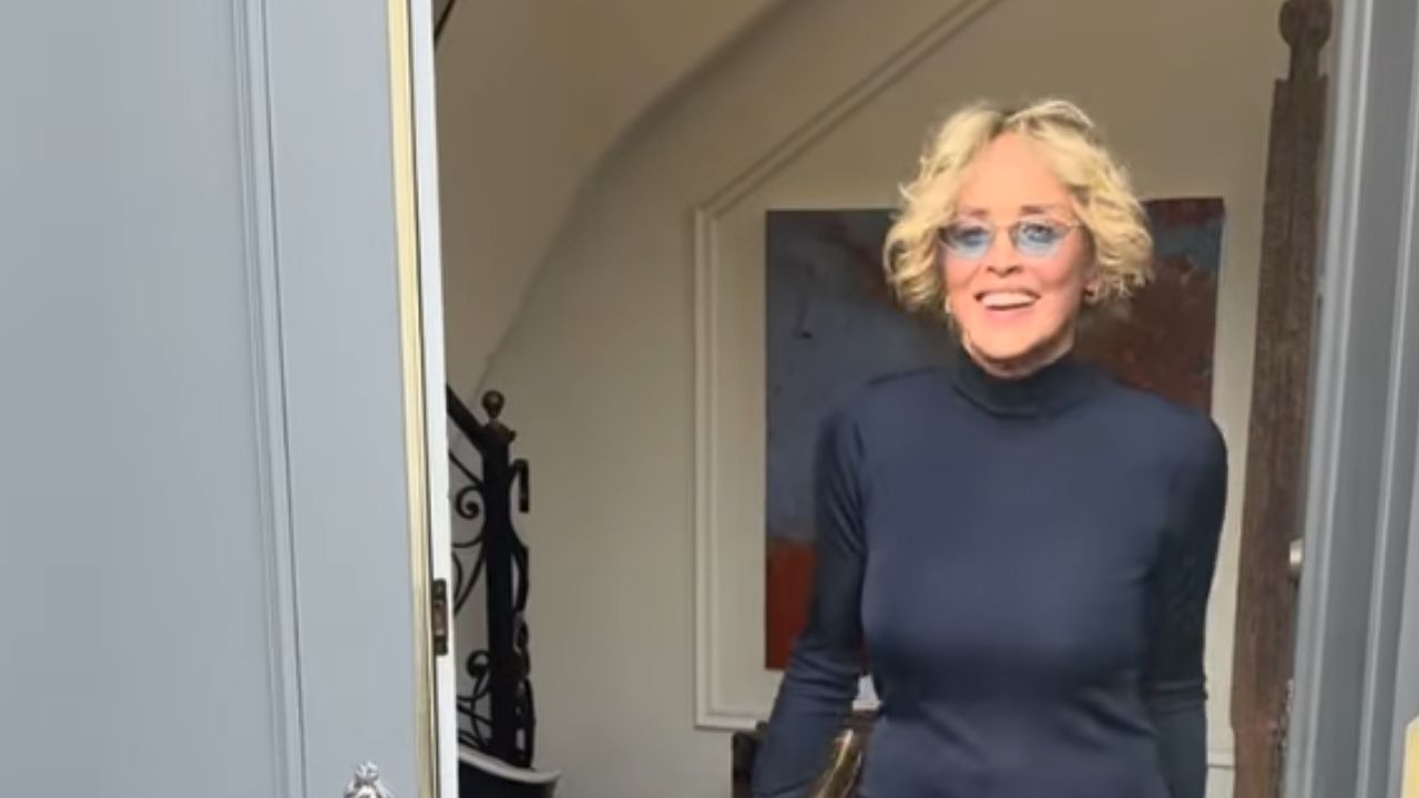 A porta azul francesa de Sharon Stone é a tendência atemporal que transforma qualquer fachada, segundo especialistas