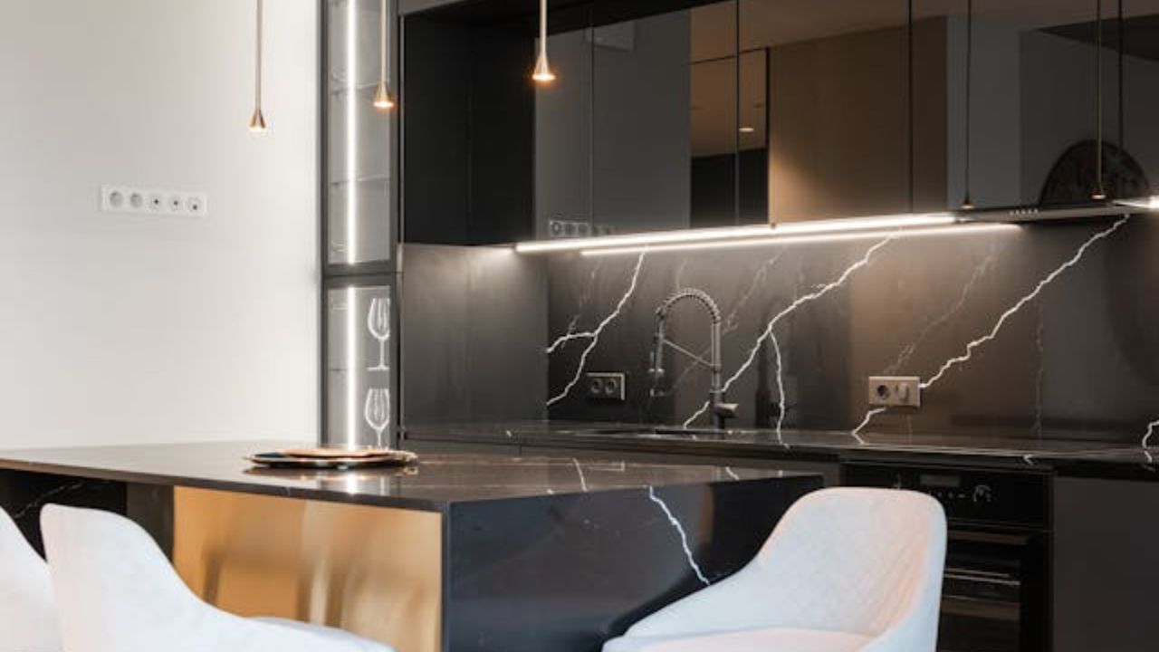 Uma cozinha pequena com cores escuras? Designers explicam se é uma escolha elegante ou um erro de design