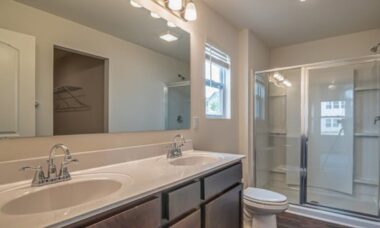 5 erros de iluminação no banheiro que deixam o ambiente mais escuro, segundo designers