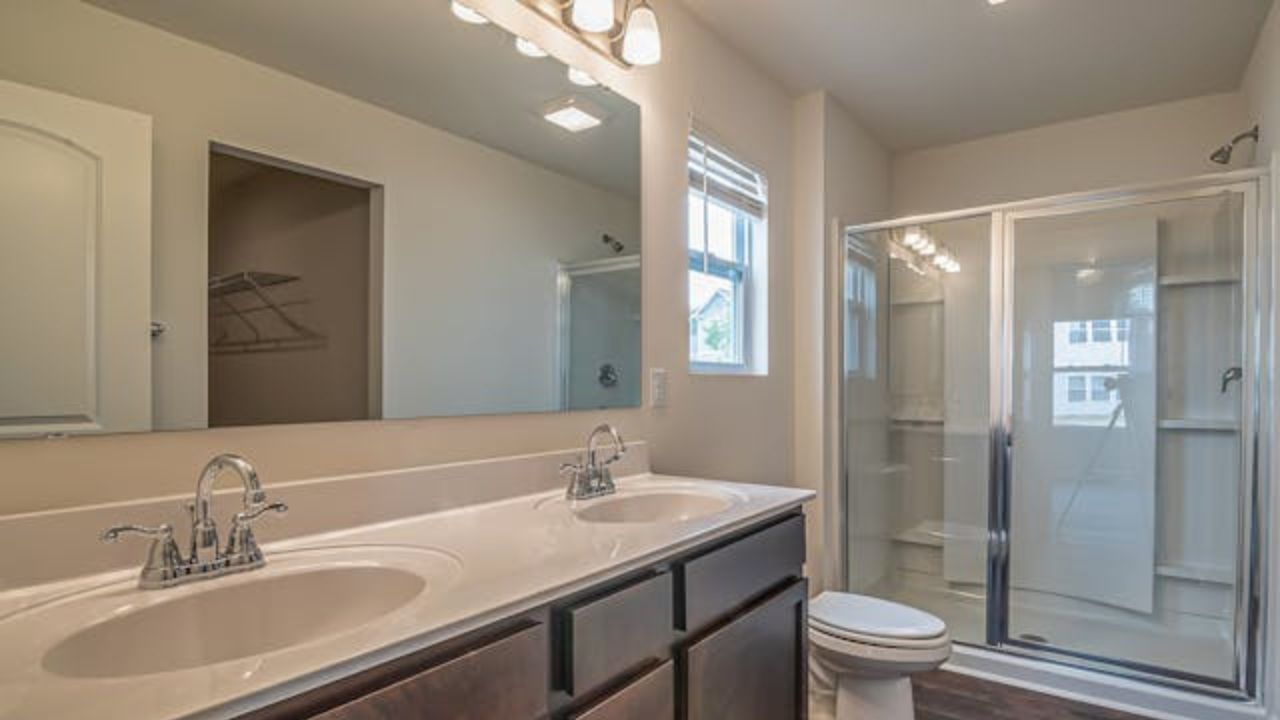 5 erros de iluminação no banheiro que deixam o ambiente mais escuro, segundo designers