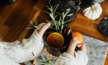 Os designers sempre fazem essas 6 mudanças rápidas quando o outono chega — e eis por que elas funcionam