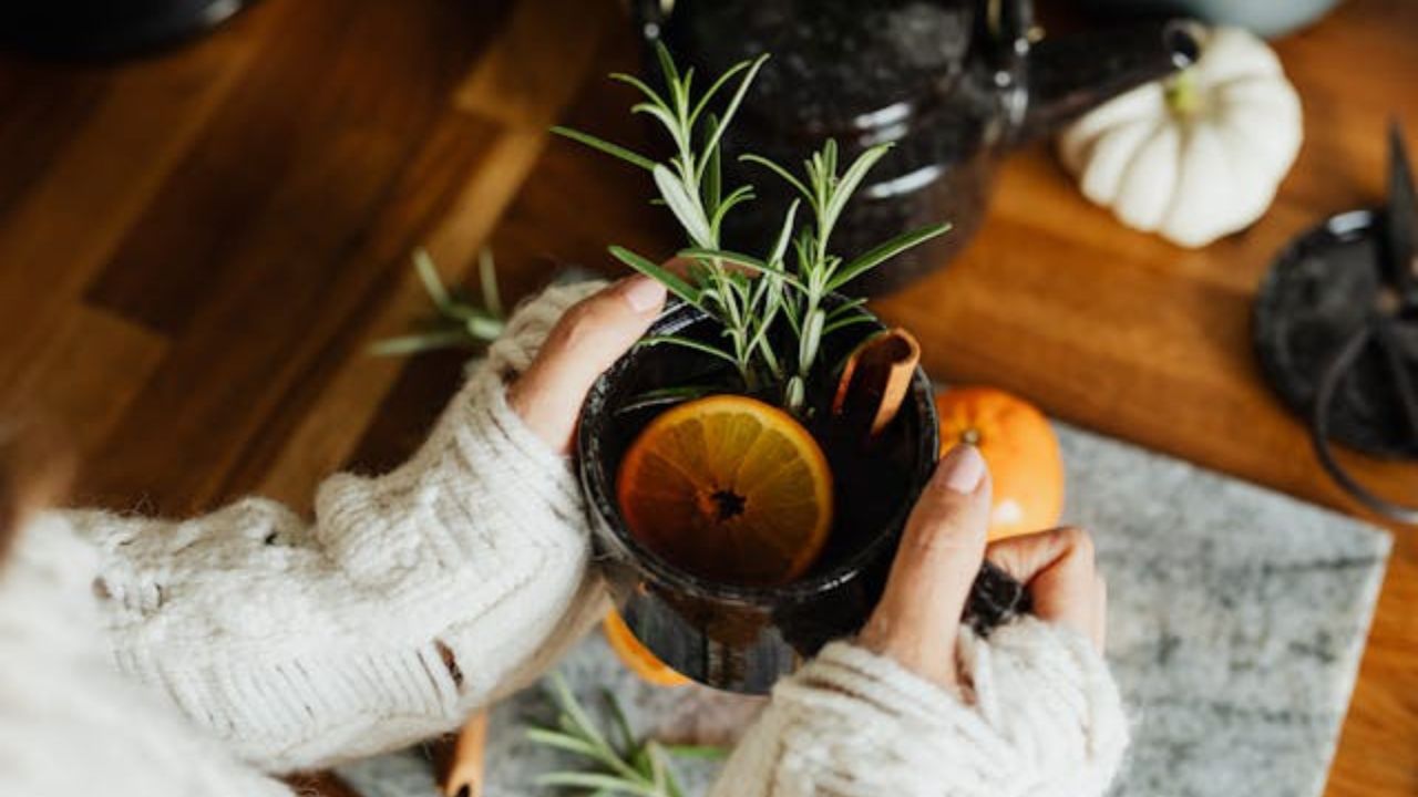 Os designers sempre fazem essas 6 mudanças rápidas quando o outono chega — e eis por que elas funcionam